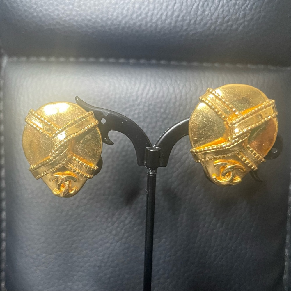 Chanel teardrop earrings with twisted ribbon CC mark. - Picture 4 of 9